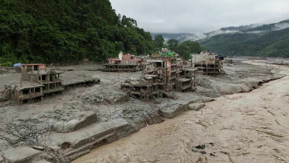 Ảnh hiện trường sau lũ Nepal ngày 27/08/2026, bùn phủ nhà cửa và vùng dân cư